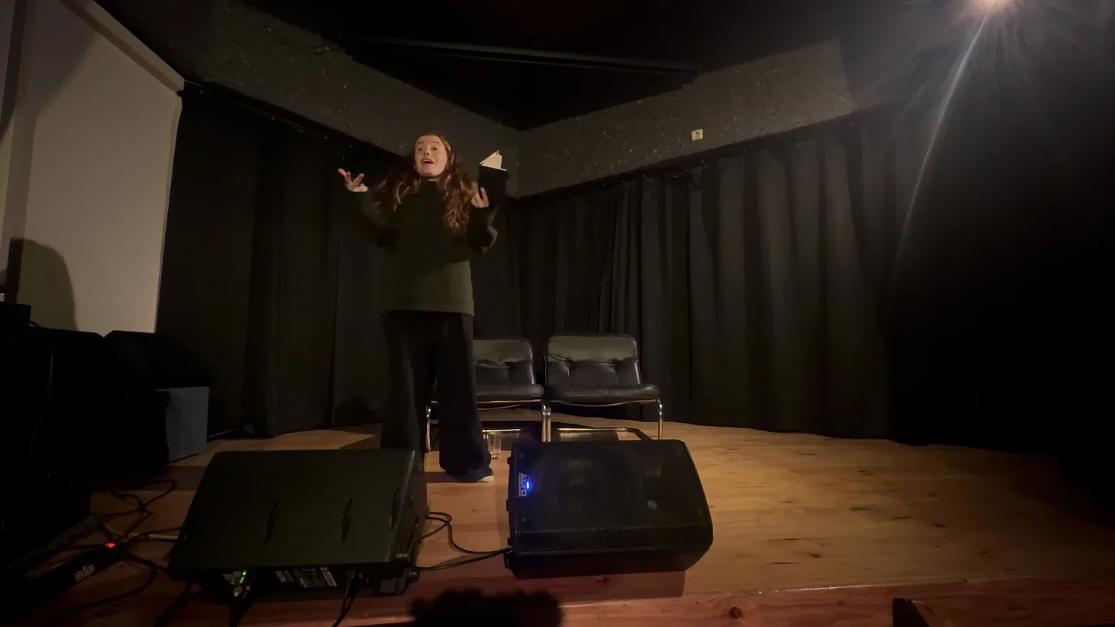 Orla O’Leary performing I Should Do Better on the Niu stage